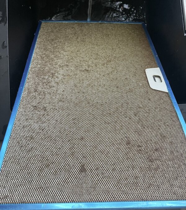 Před úklidem - Čištění mřížky digestoře